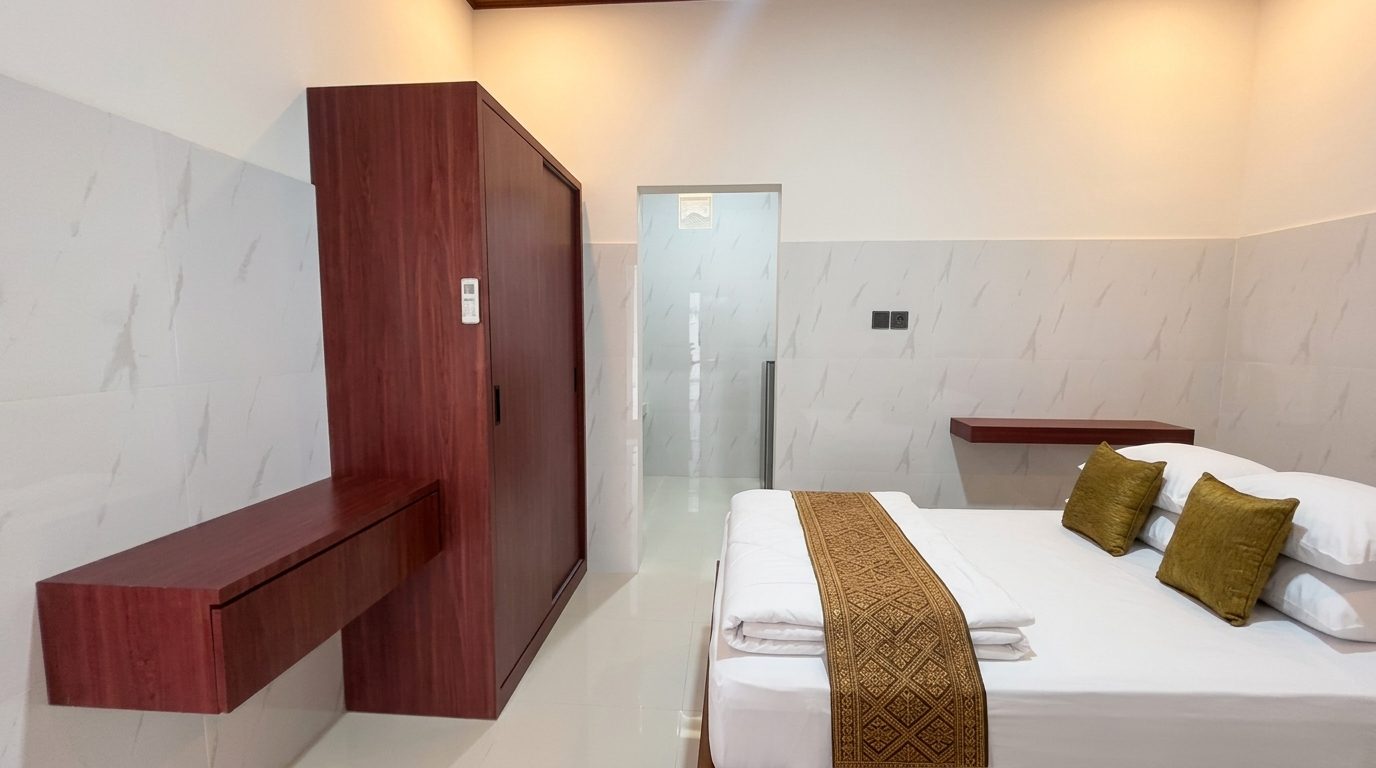 Meja rias gantung, lemari sliding, dan tempat tidur Yka Residence Jimbaran, ilustrasi virtual staging dari foto asli: hanya sprei dan bantal yang ditambahkan
